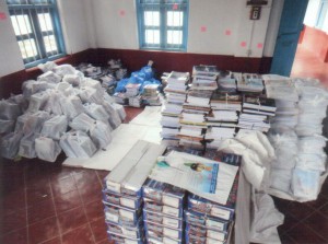 Bücher und Schultaschen für die Patenkinder