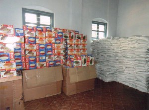 Weihnachtsgeschenke für die Familien der Patenkinder (2013: Reis und eine Thermosschüssel)