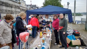 Ute Jung und Anne Rasche beim Trödelmarkt in Neuwied