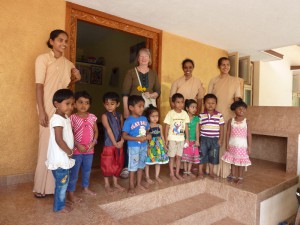Die Kindergartenkinder von Nakre und die Schwestern begrüßen den Besuch aus Tönisberg