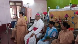Einweihung des neuen Konvents in Mudkani mit Schwester Prescilla (links) und dem Bischof von Karwar, Derek Fernandes