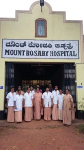 von links nach rechts: Schestern Prathista, Anni, Renita, Prema, Vanitha, Prescilla, Dr. Anoop, Schwester Mable, Dr. Vijay, Schwestern Olivia, Lilly und Roopa - Das Foto stammt von Schwester Celestine